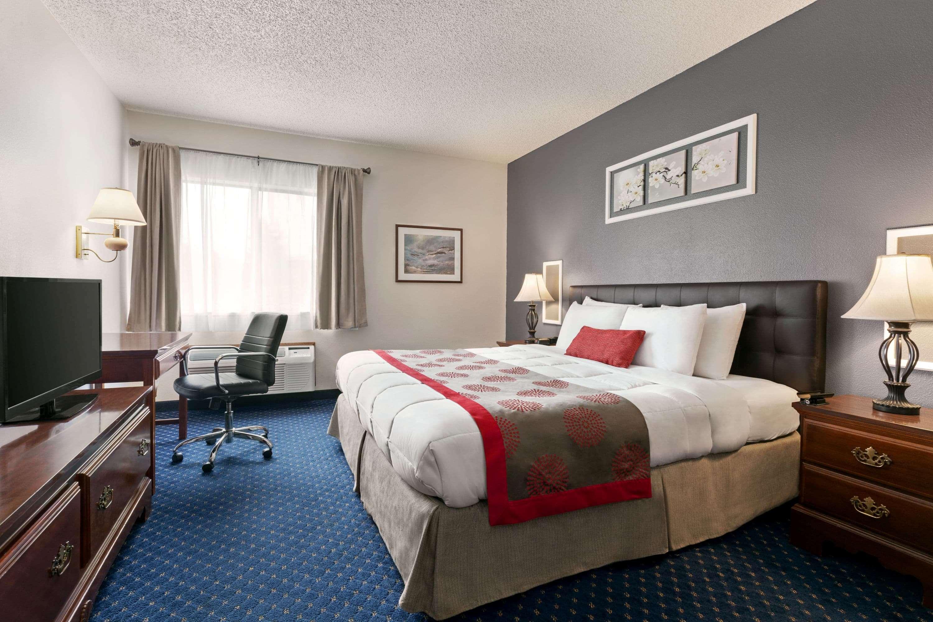 Ramada by Wyndham Arcata Hotel Bagian luar foto