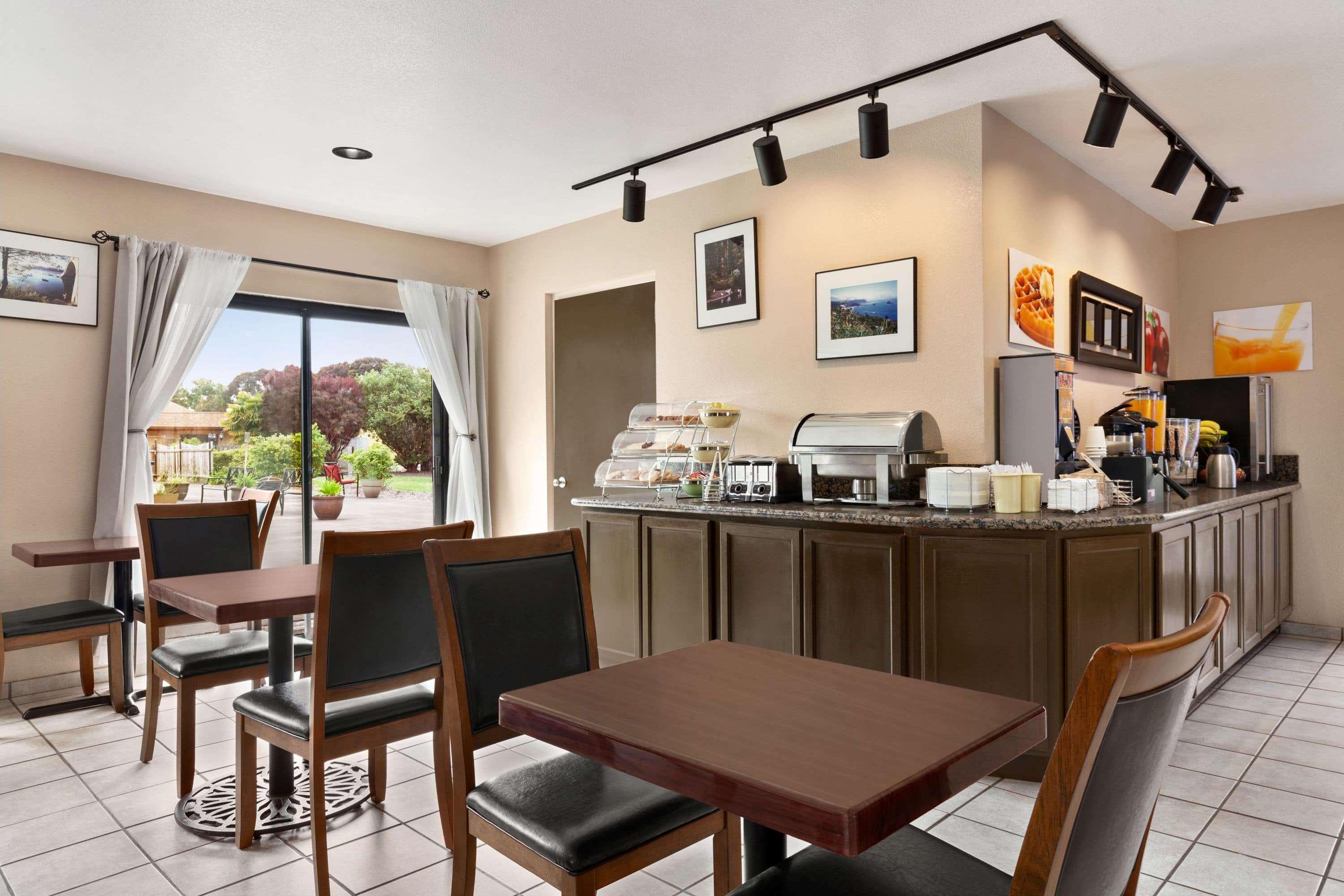 Ramada by Wyndham Arcata Hotel Bagian luar foto