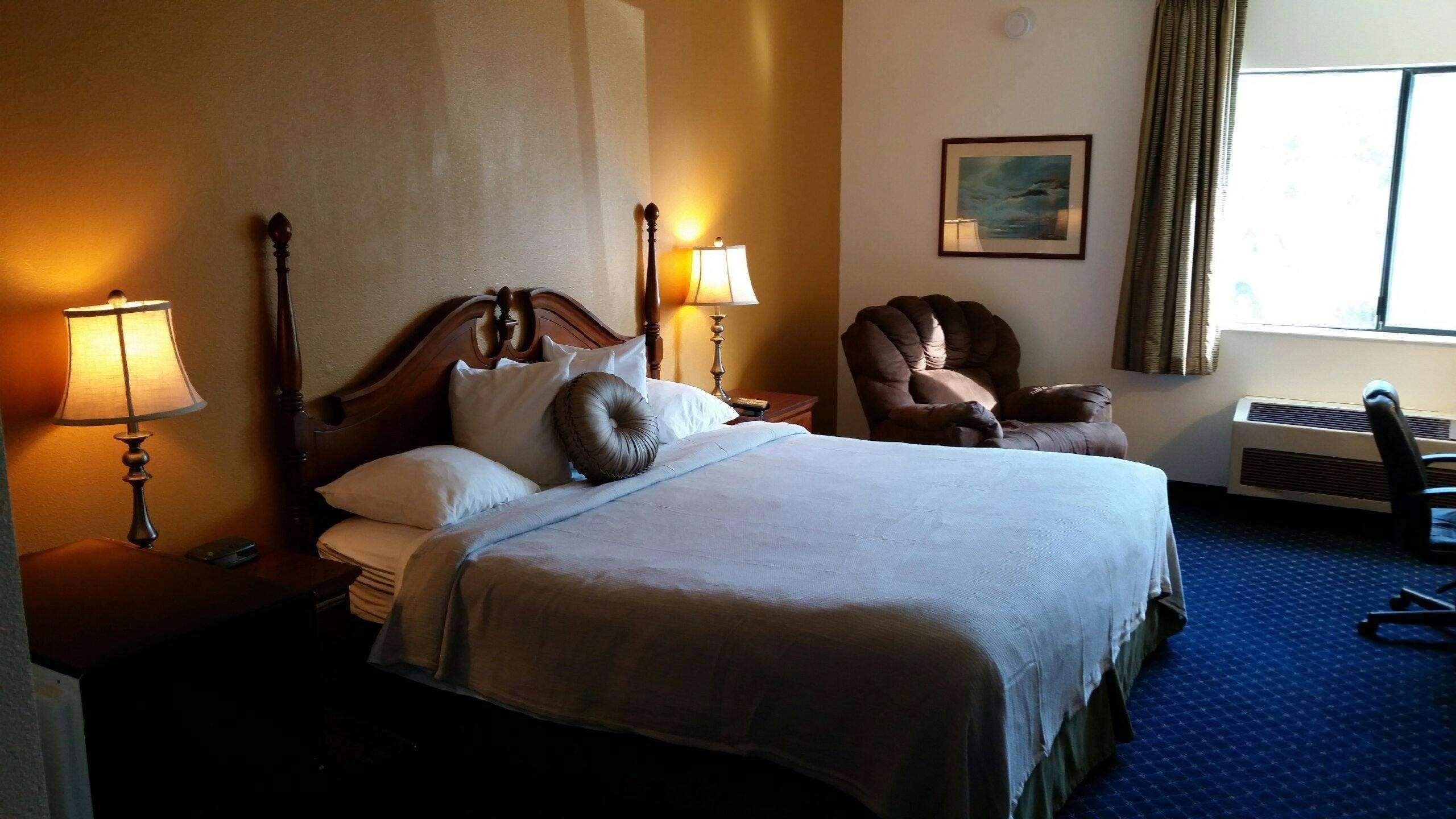 Ramada by Wyndham Arcata Hotel Bagian luar foto