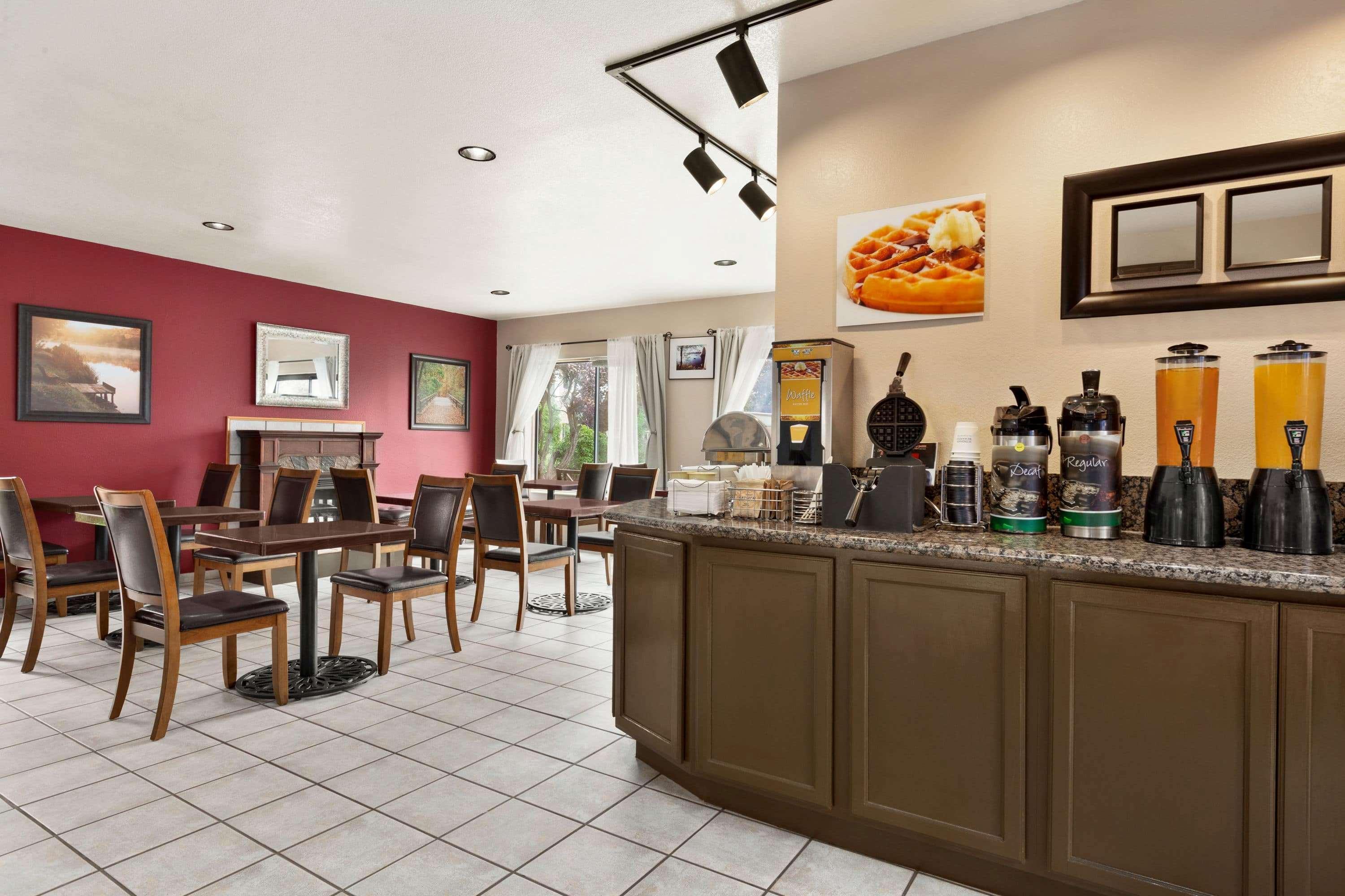 Ramada by Wyndham Arcata Hotel Bagian luar foto