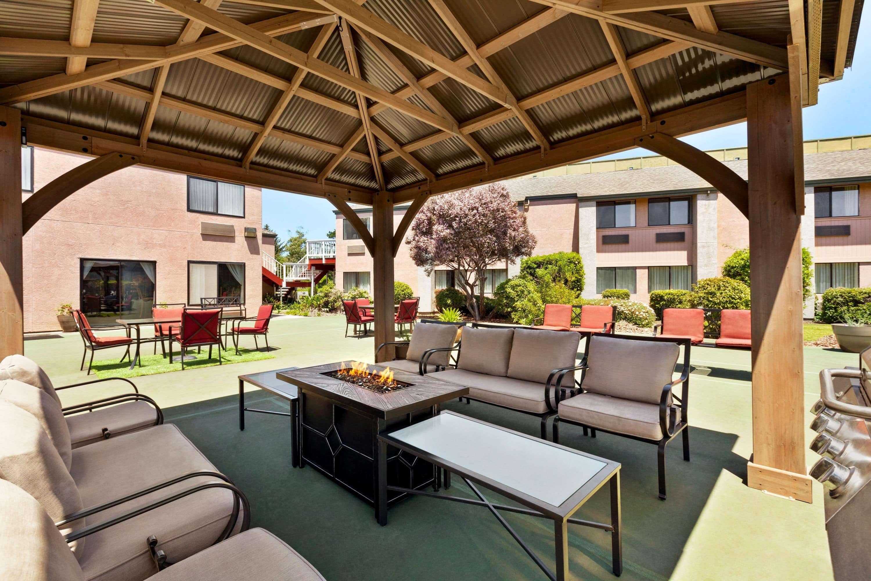 Ramada by Wyndham Arcata Hotel Bagian luar foto