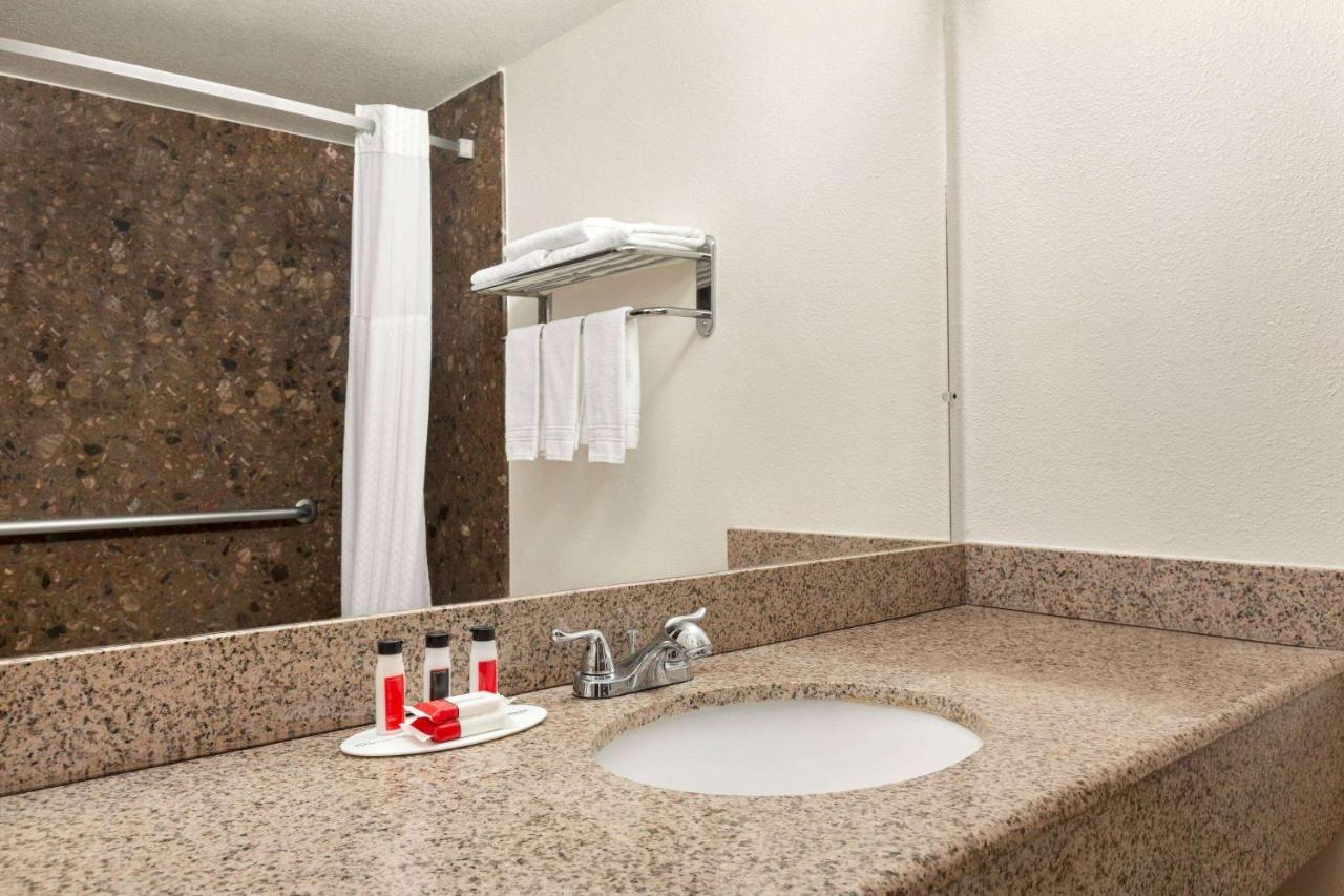 Ramada by Wyndham Arcata Hotel Bagian luar foto